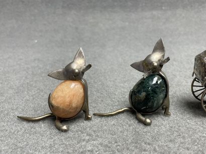Lot d'objets de vitrine en métal argenté....