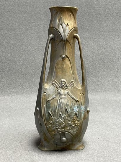 Vase en étain, signé J. Garnier. 
H. :38...