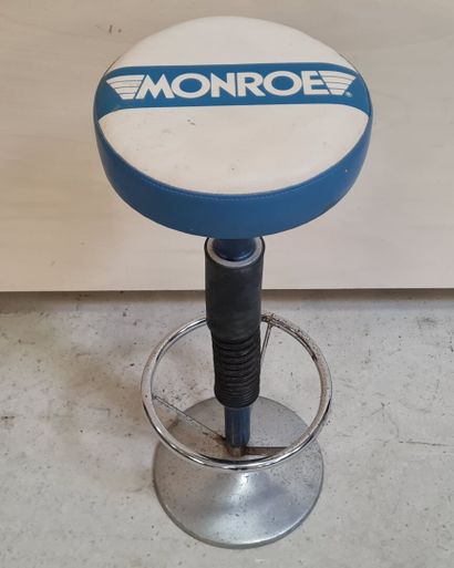 Tabouret de bar marqué Monroe 
H: 84 cm