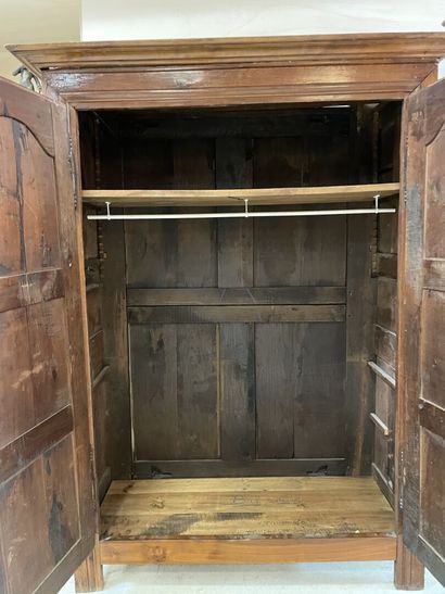 Armoire rustique en noyer mouluré
XIX° siècle.
200...
