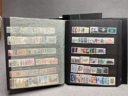 Collection de 12 albums de timbres oblitérés,...