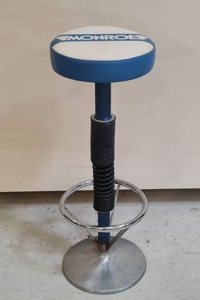 Tabouret de bar marqué Monroe 
H: 84 cm