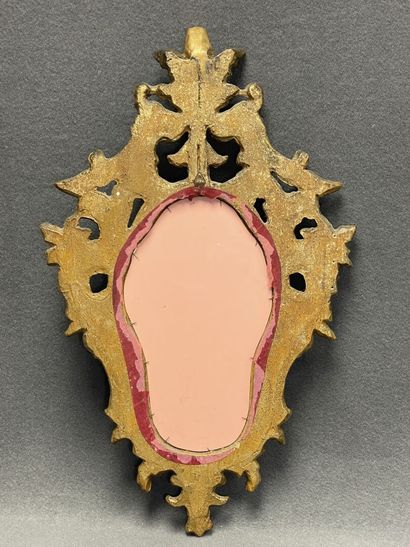 Miroir cadre en bois doré ajouré
Italie XIX°...