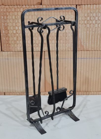 Paire de chenets en fer forgé et porte- ustensiles...
