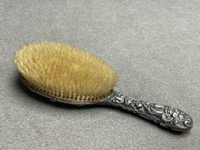 Brosse à cheveux. 
Argent Sterling embossé...