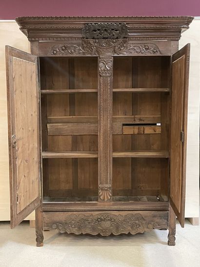 Armoire normande XIX° , deux portes ornées...
