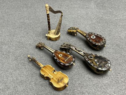 Collection de cinq instruments miniatures...