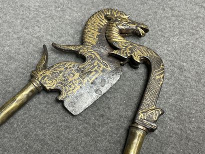 Deux pinces à bétel niellées. 
L. : 16 cm...