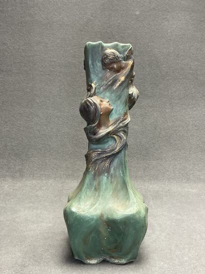 Grand vase en plâtre à décor de femme et...