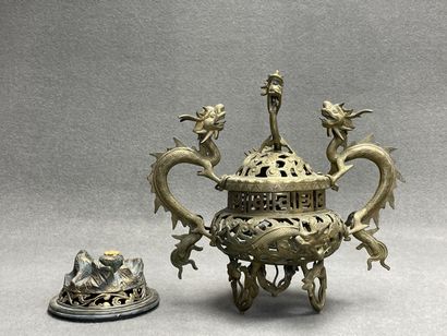 Brule-parfum en bronze à décor de dragons
H....