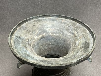 Asie vers 1900:
Vase en bronze de forme dite...
