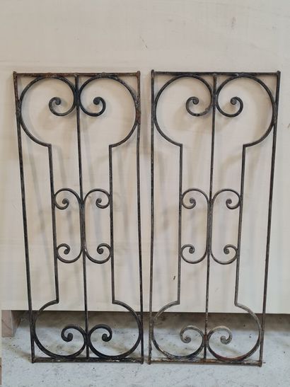 Trois garde-corps en fonte
 H:115,5 x 49,5...