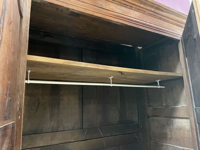 Armoire rustique en noyer mouluré
XIX° siècle.
200...
