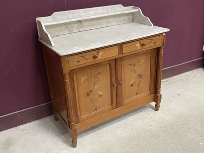 Meuble de toilette marqueté 1900. 
97 x 100...