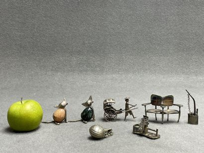 Lot d'objets de vitrine en métal argenté....