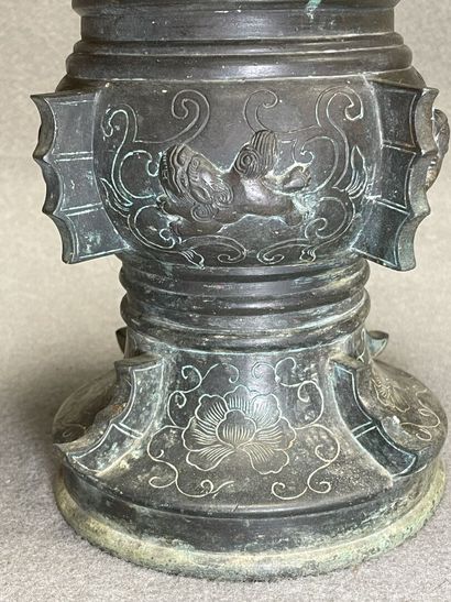 Asie vers 1900:
Vase en bronze de forme dite...