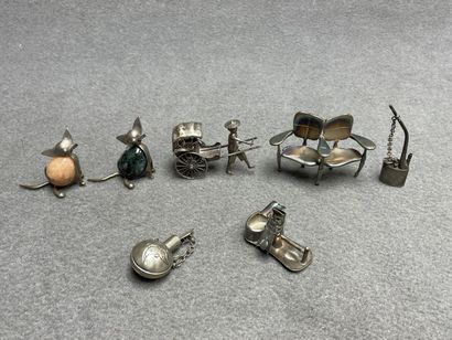 Lot d'objets de vitrine en métal argenté....
