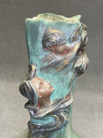 Grand vase en plâtre à décor de femme et...