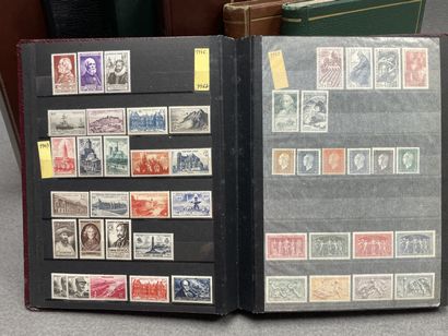 Collection de 12 albums de timbres oblitérés,...