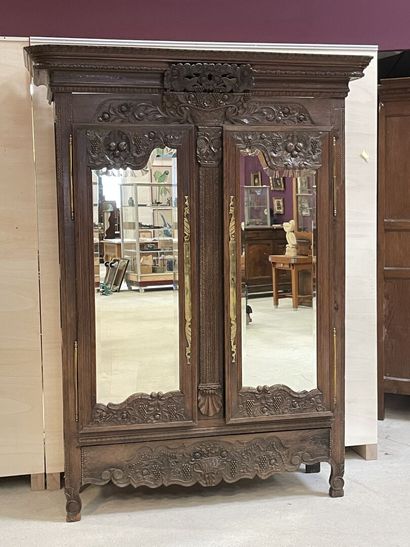 Armoire normande XIX° , deux portes ornées...