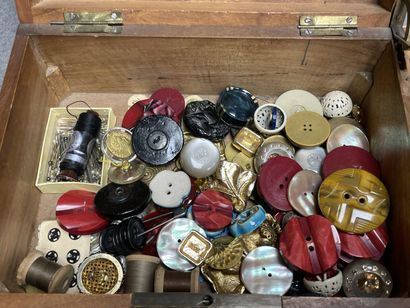 Lot de couture, boutons, dentelles...