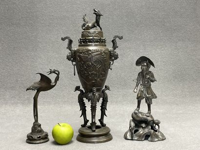 ASIE vers 1900:
Brule-parfum en bronze surmonté...
