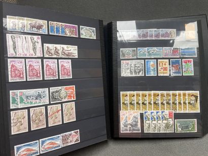Collection de 12 albums de timbres oblitérés,...