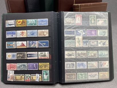 Collection de 12 albums de timbres oblitérés,...