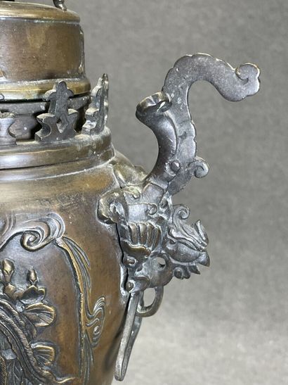 ASIE vers 1900:
Brule-parfum en bronze surmonté...