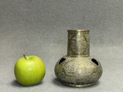 Petit vase brule parfum en bronze d'Afrique...