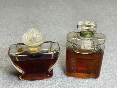 CORDAY, Possession
Flacon en verre moulé...