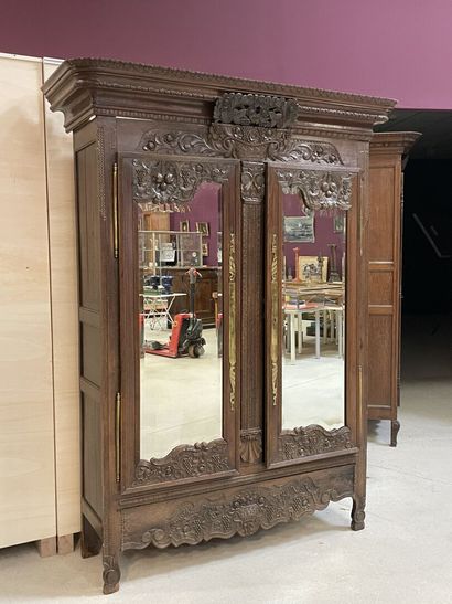 Armoire normande XIX° , deux portes ornées...