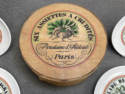 Porcelaine d'Auteuil. 
Six assiettes à crudités....