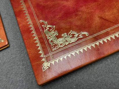 Nécessaire de bureau en cuir. 
Sous-main,...