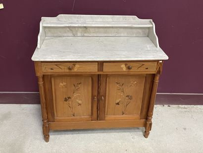Meuble de toilette marqueté 1900. 
97 x 100...