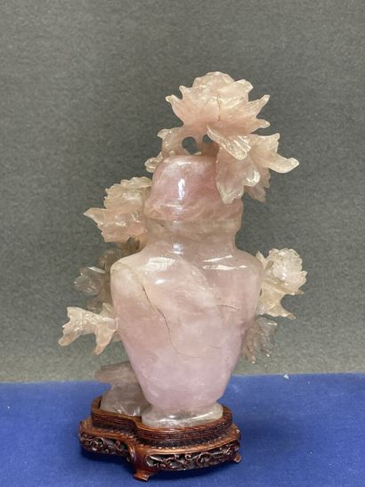 Vase couvert en quartz rose sculpté.
Chine...