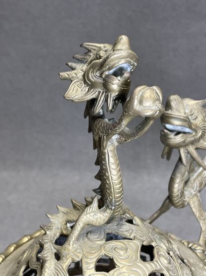 Brule-parfum en bronze à décor de dragons
H....