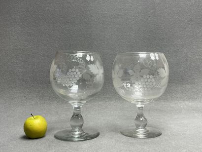 Deux verres lave-raisin en verre incolore...
