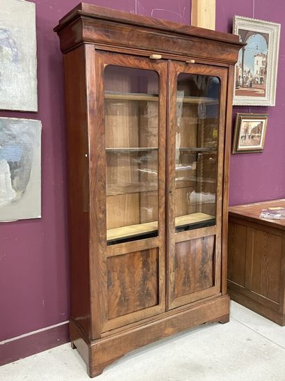 Vitrine Louis Philippe. 
210 x 120 x 40 cm....