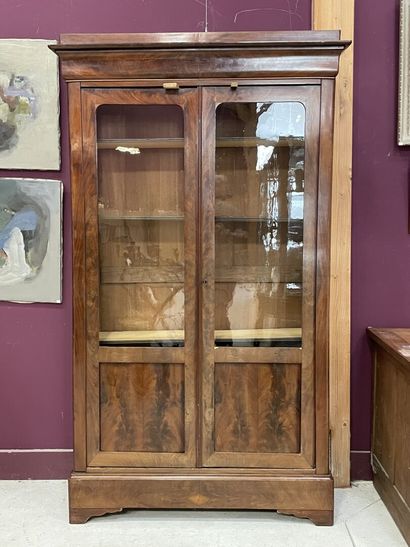 Vitrine Louis Philippe. 
210 x 120 x 40 cm....