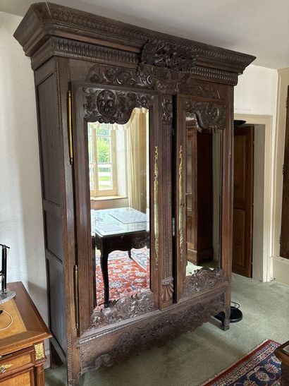 Armoire normande XIX° , deux portes ornées...