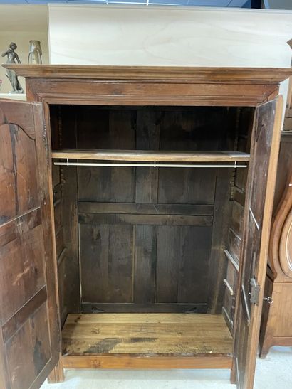 Armoire rustique en noyer mouluré
XIX° siècle.
200...