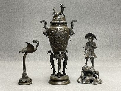 ASIE vers 1900:
Brule-parfum en bronze surmonté...