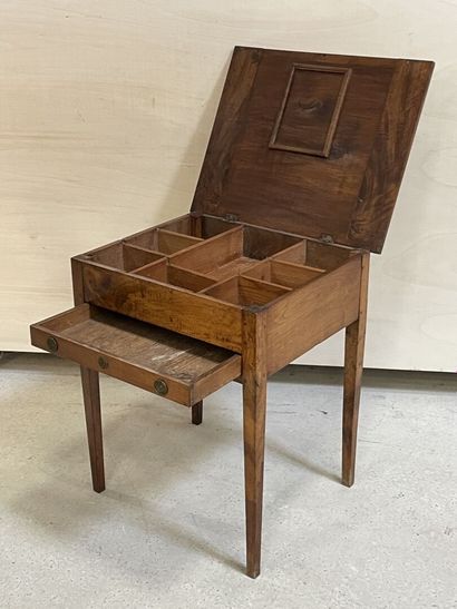Petit bureau de change en noyer. 
XIX°
70...