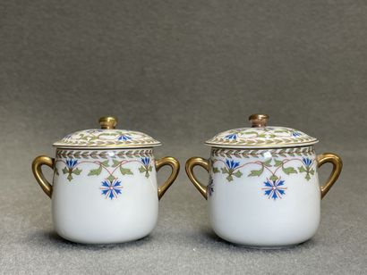 Deux crémiers en porcelaine de Limoges, décor...