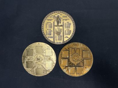 Lot de trois médailles de bureau en bronze...