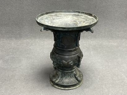 Asie vers 1900:
Vase en bronze de forme dite...