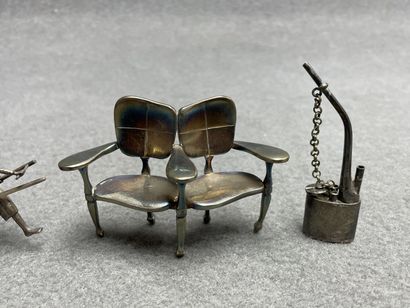 Lot d'objets de vitrine en métal argenté....
