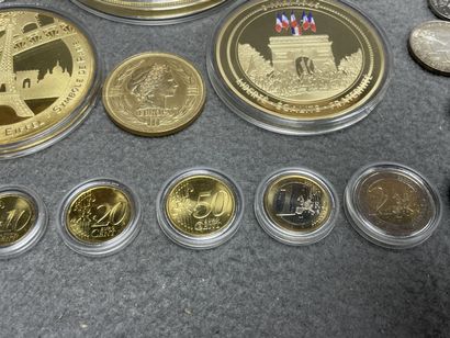 Lot de médailles et pièces de monnaies commémoratives....
