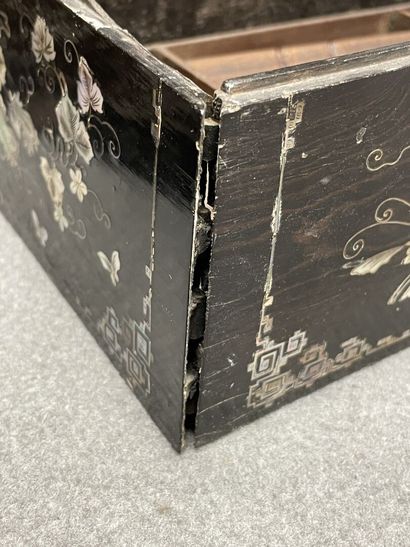Coffret à décor de nacre. Chine fin XIX°...